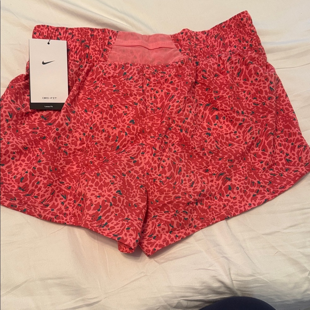 Nike Vibrant Punk/Red Patterned training Shorts - Picture 2 of 3